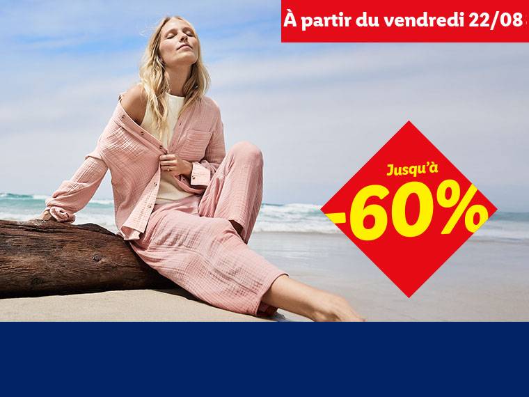Une femme en tenue de plage rose assise sur une bûche, avec une promotion de -60%.