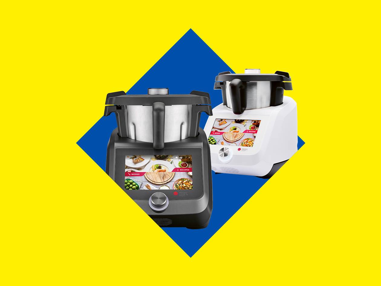 Deux robots de cuisine multifonctions, un noir et un blanc, sur fond jaune et bleu.