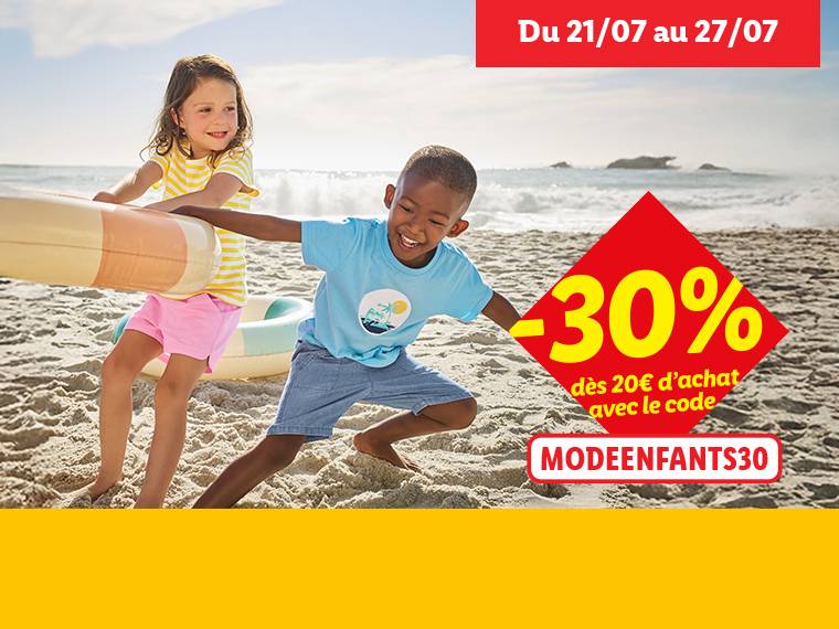 Deux enfants jouent sur la plage avec un radeau gonflable; -30% de réduction sur les achats de plus de 20€ avec le code MODEENFANTS30.