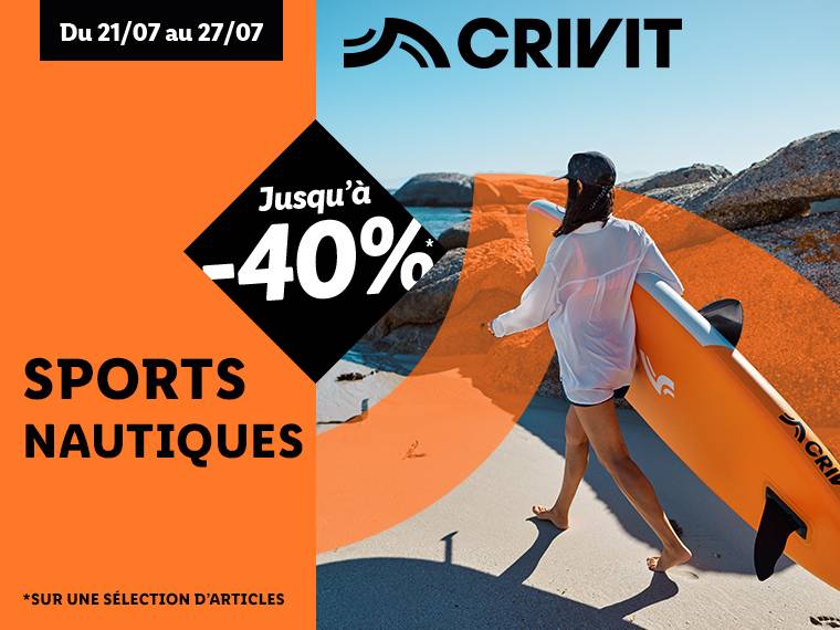 Une femme transporte une planche de paddle gonflable Crivit; jusqu'à -40% sur les sports nautiques.