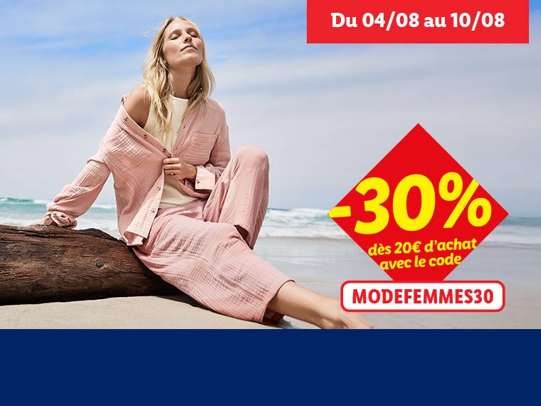 Une femme relaxée sur la plage porte une chemise et un pantalon rose pâle.  -30% de réduction dès 20€ d'achat avec le code MODEFEMMES30.