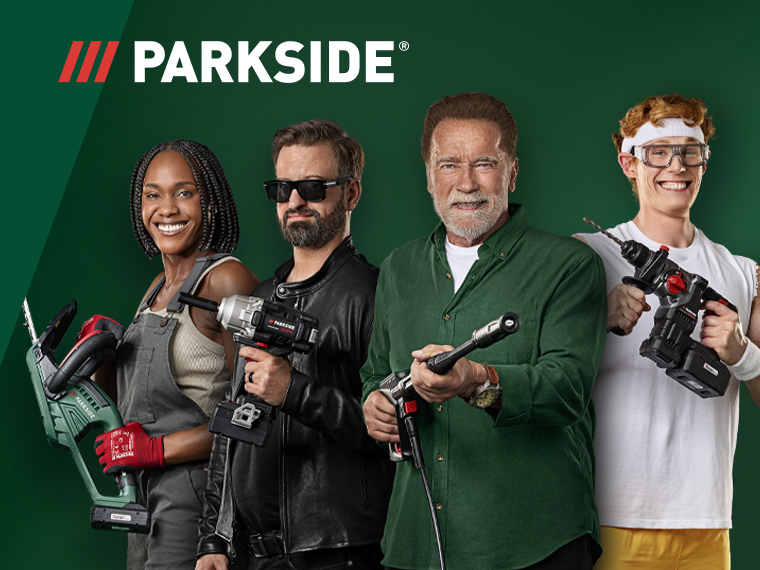 Quatre personnes, dont Arnold Schwarzenegger, posent avec des outils électriques Parkside.