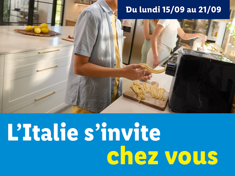 Une personne faisant des pâtes fraîches avec une machine, dans une cuisine moderne.