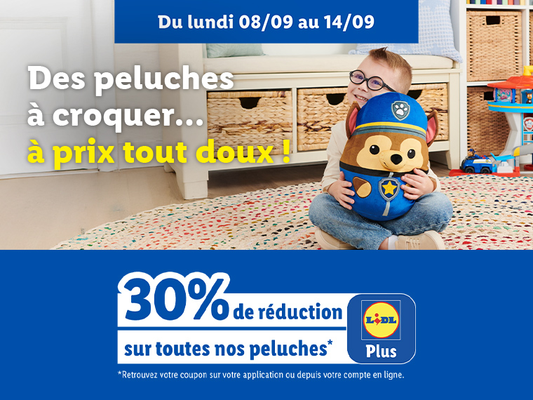 Un enfant souriant tenant une peluche Pat' Patrouille, avec une promotion de 30% sur les peluches.