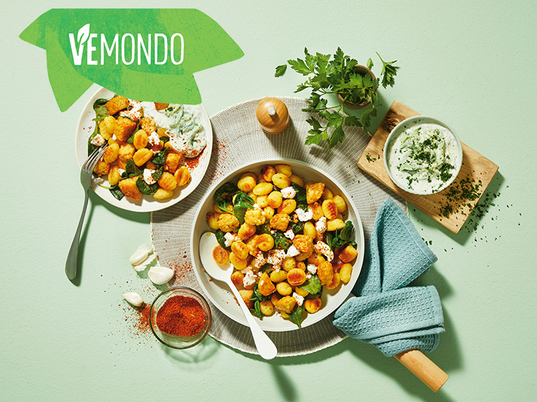 Recette Vemondo : gnocchis rôtis aux épinards, feta et sauce au yaourt.