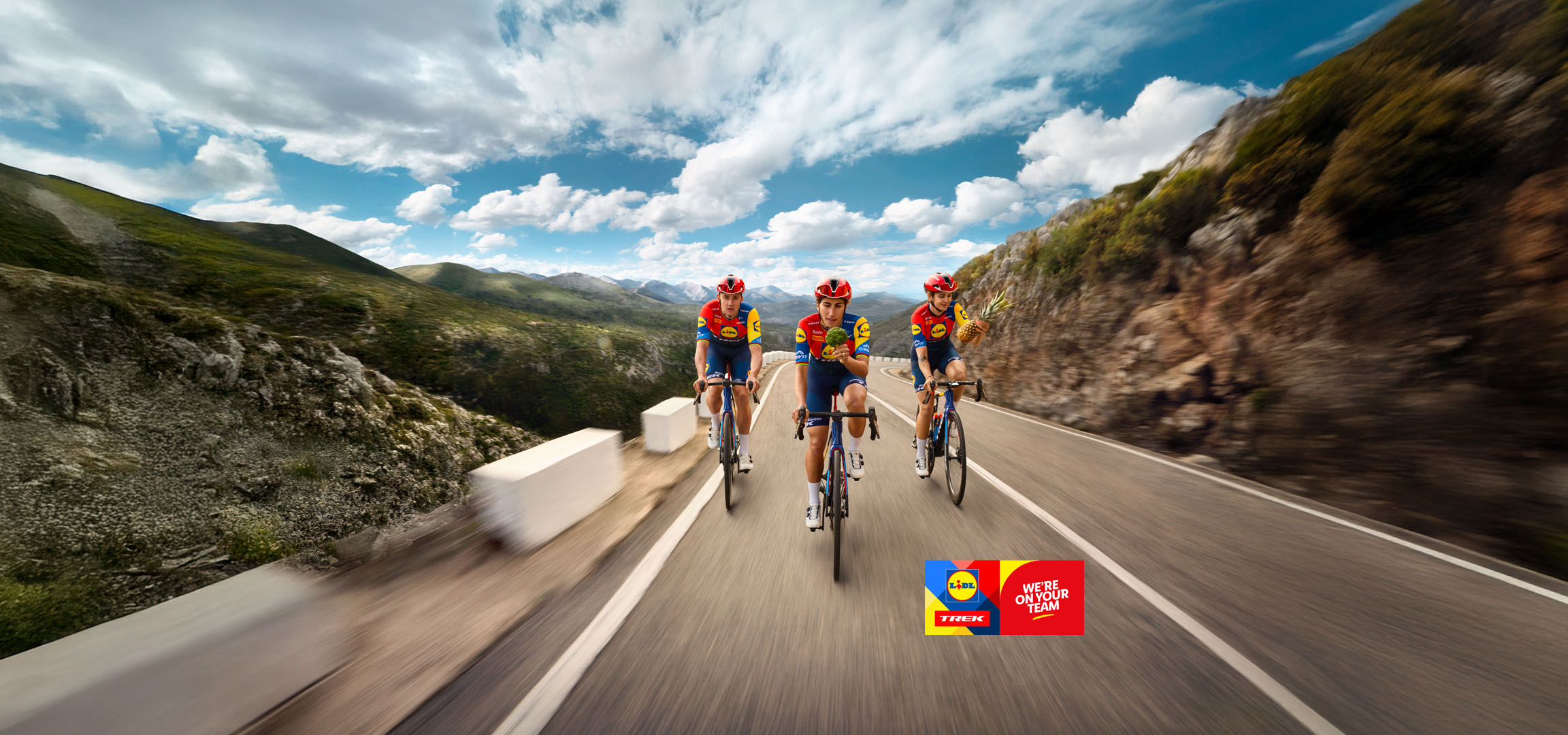 Trois cyclistes de l'équipe Lidl-Trek sur une route de montagne.