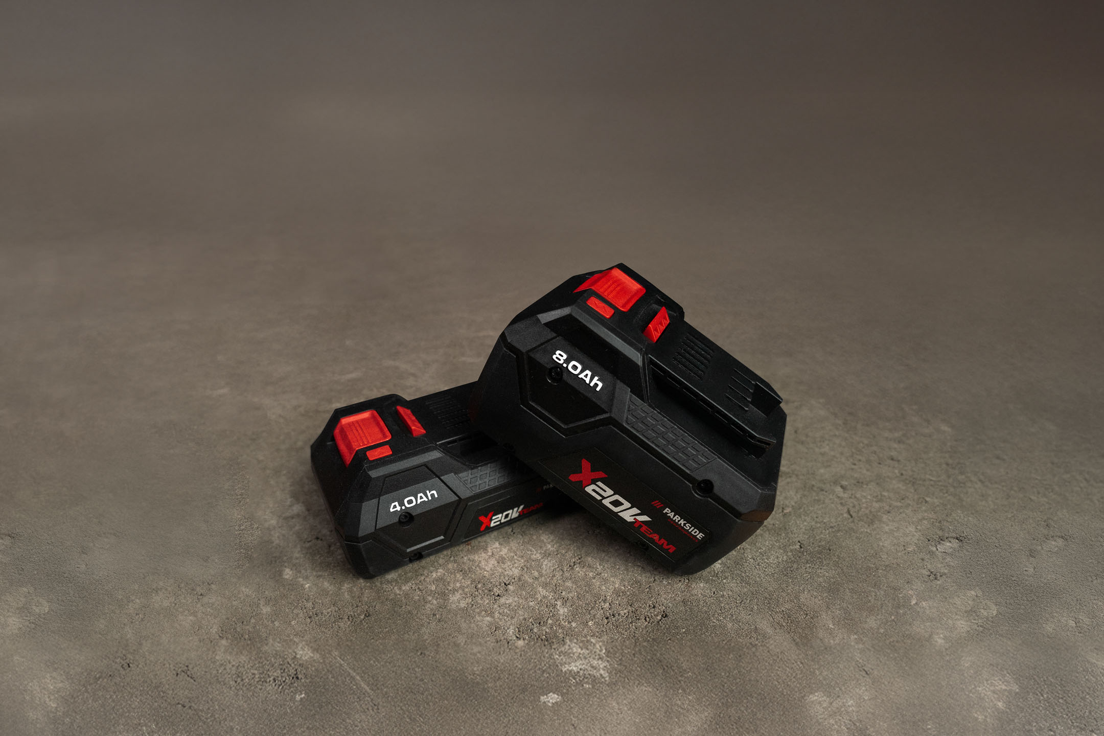 Deux batteries Parkside X 20V Team, une 4.0Ah et une 8.0Ah, sur fond gris.