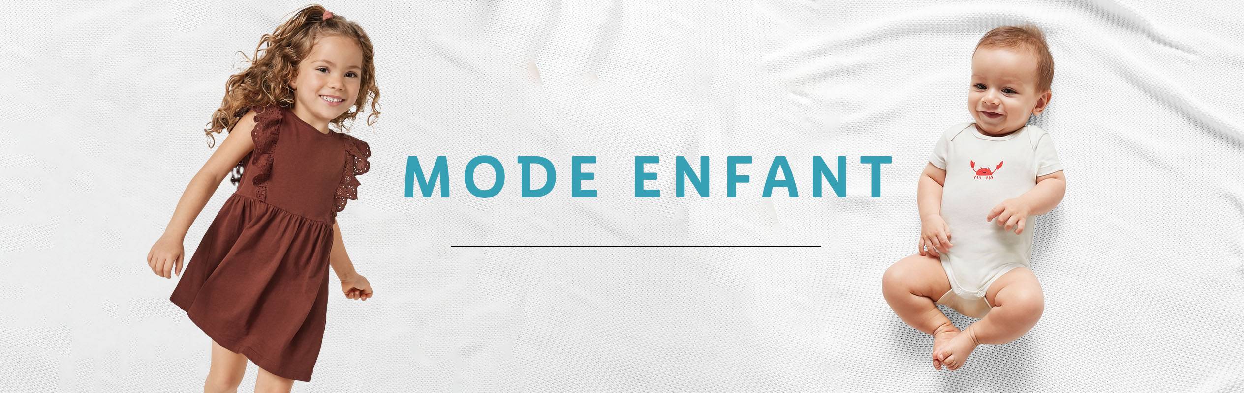Mode enfant : une petite fille dans une robe marron et un bébé dans un body blanc.