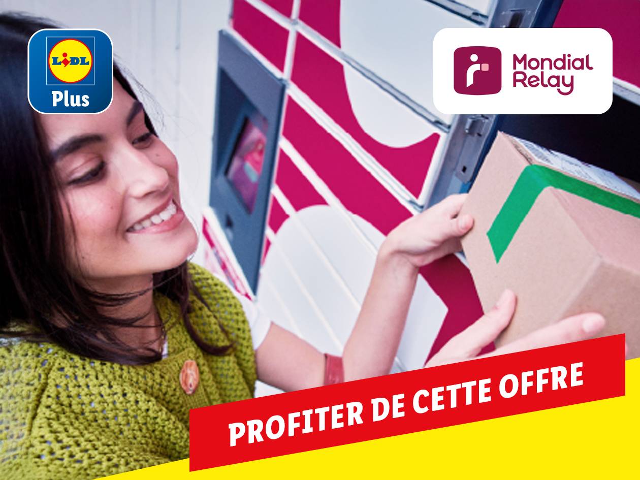 Une femme récupère un colis Mondial Relay à un point retrait Lidl Plus.
