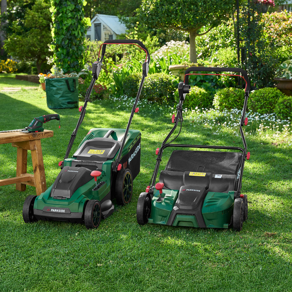 Deux tondeuses à gazon et un taille-haie dans un jardin vert et ensoleillé.
