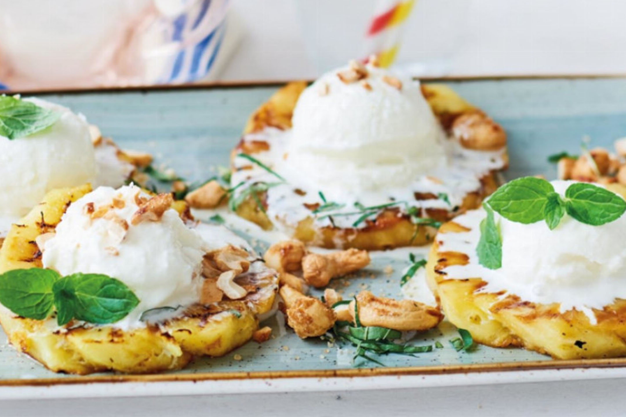 Ananas grillé avec de la glace à la noix de coco, des noix de cajou et de la menthe.
