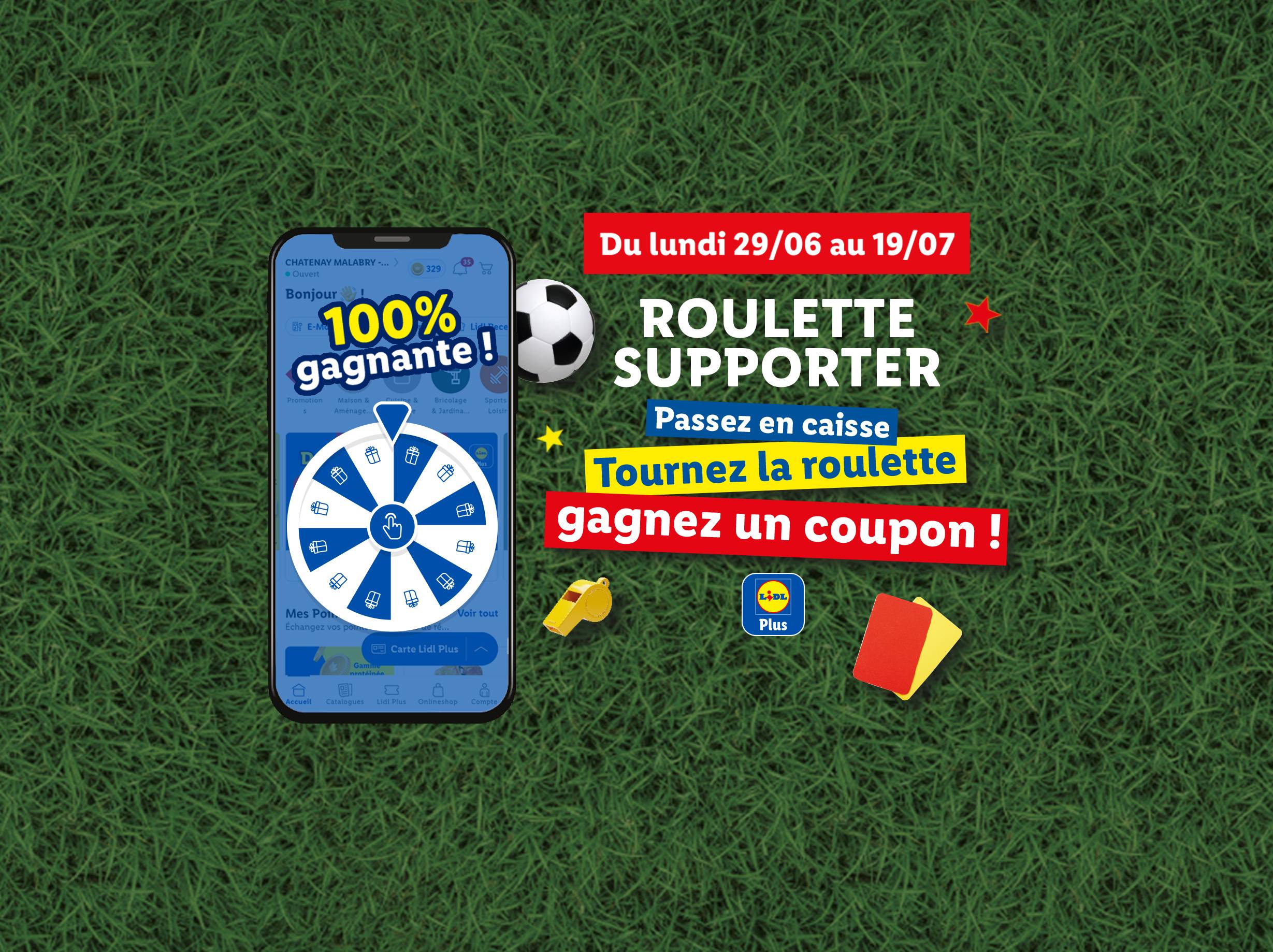 Application mobile avec une roue de la fortune et des éléments de football sur de l'herbe.