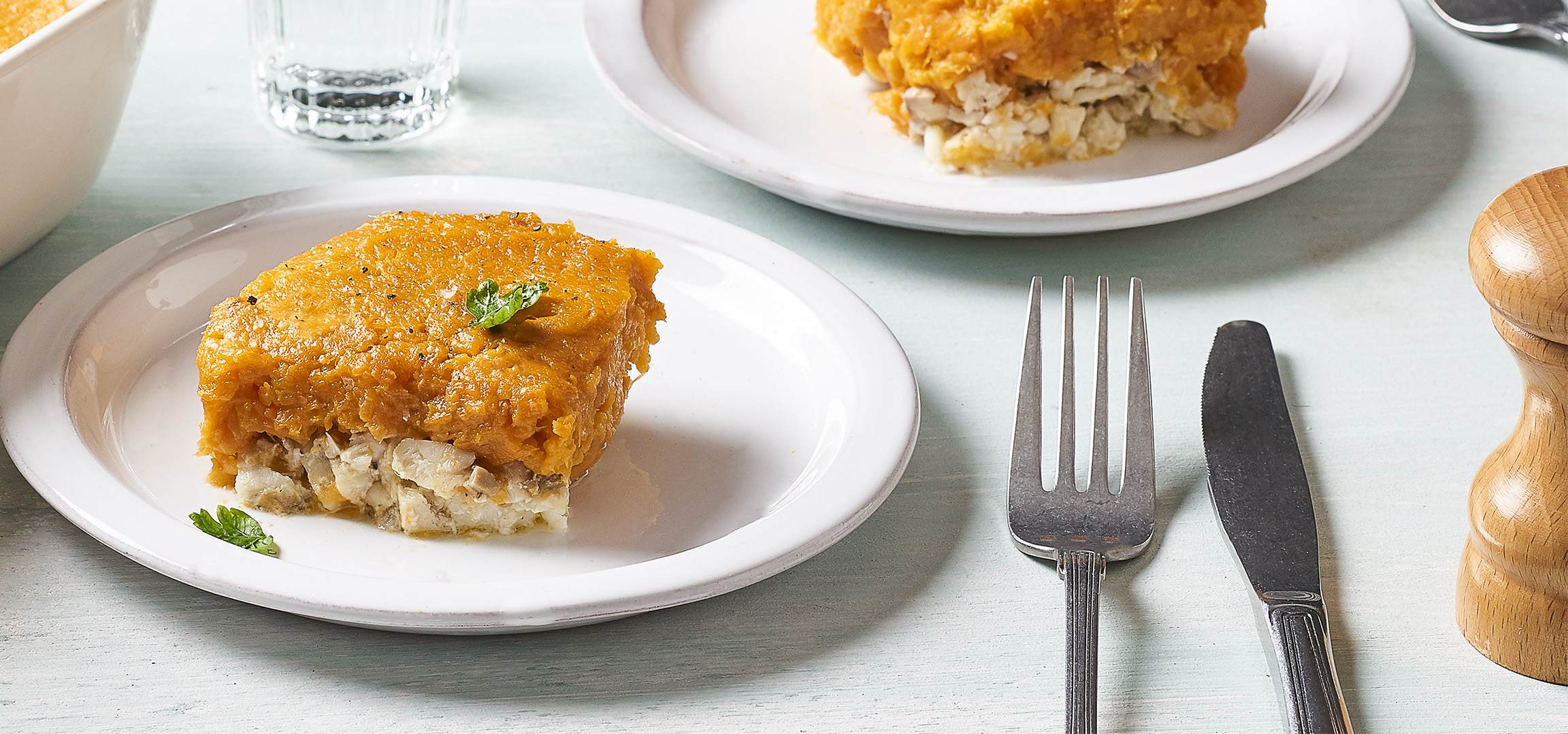 Plat de poisson et purée de patate douce dans un plat de cuisson et une assiette.