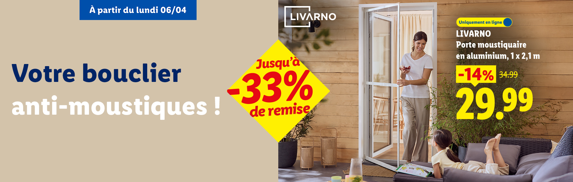 Porte moustiquaire en aluminium, avec une femme et une enfant sur une terrasse.