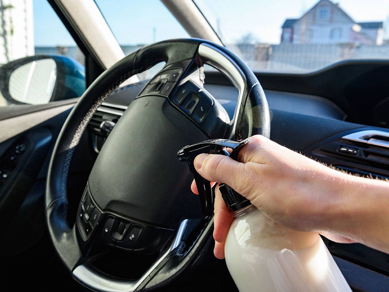 Nettoyage de l'intérieur de la voiture avec un spray