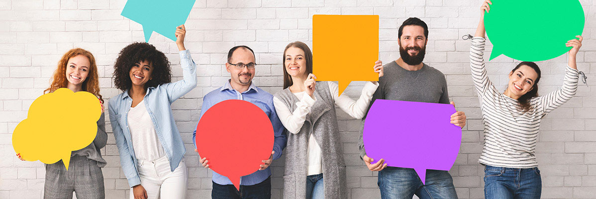 Des personnes tiennent des bulles de dialogue colorées.