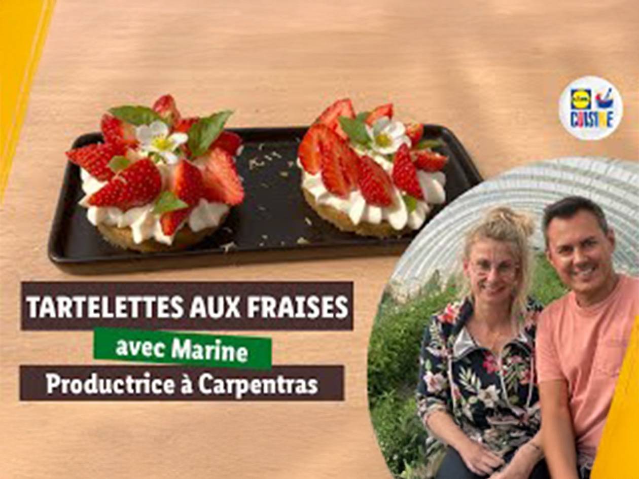 Deux tartelettes aux fraises avec de la crème, et un couple souriant.