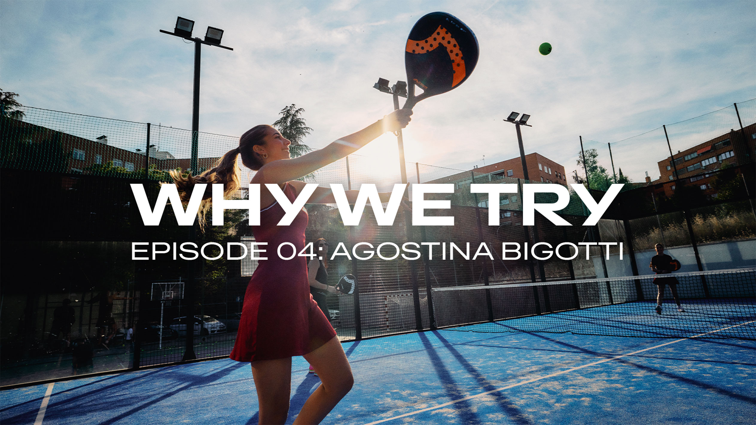 Agostina Bigotti frappe une balle de padel en l'air sur un court extérieur avec une raquette de padel CRIVIT.