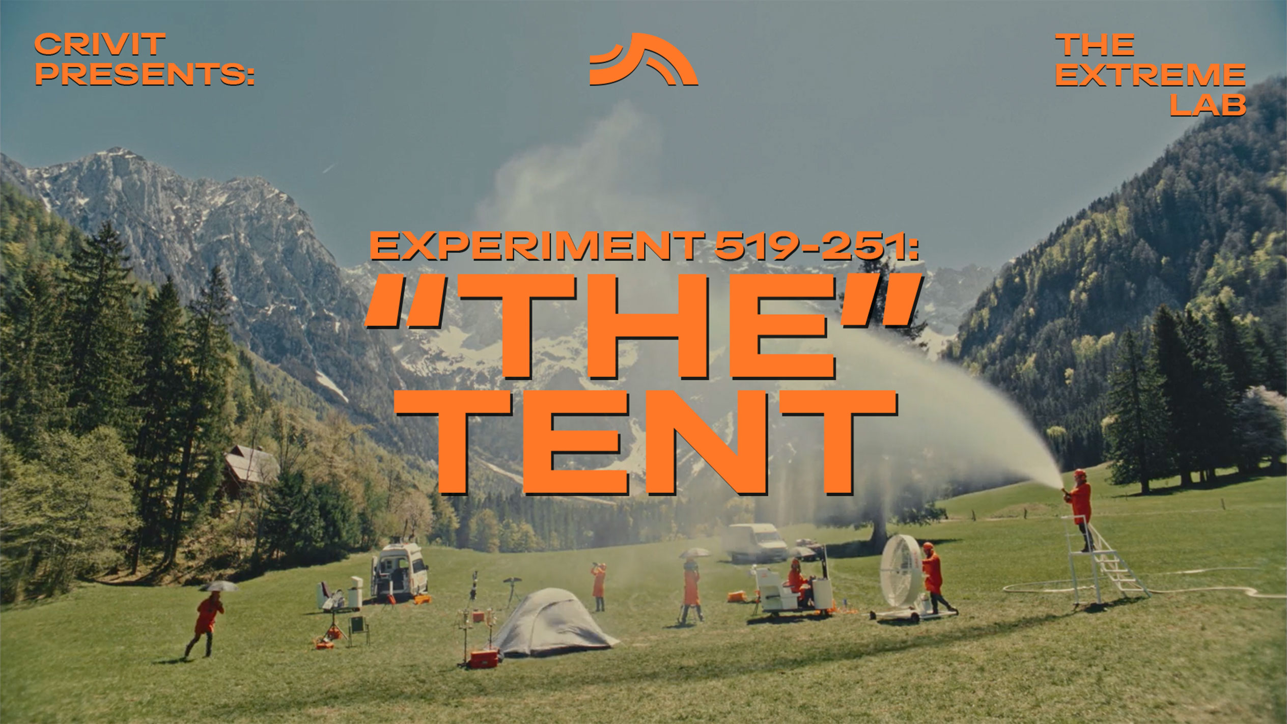 Des personnes en combinaisons oranges testent une tente et du matériel de camping en montagne.