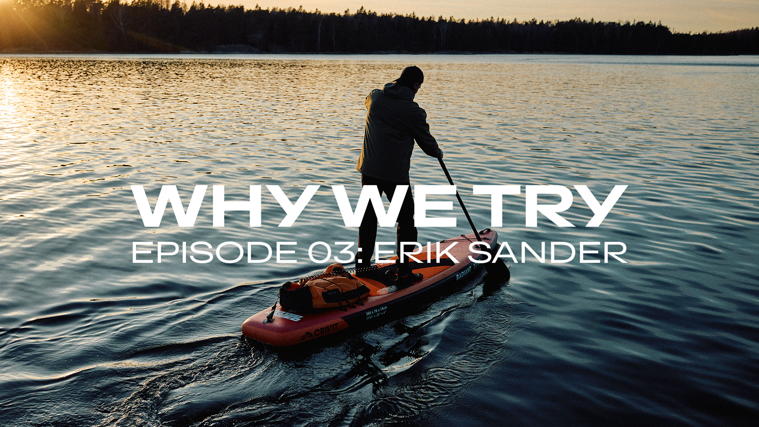 Homme pagayant sur un paddleboard au coucher du soleil, texte : « WHY WE TRY EPISODE 03: ERIK SANDER ».