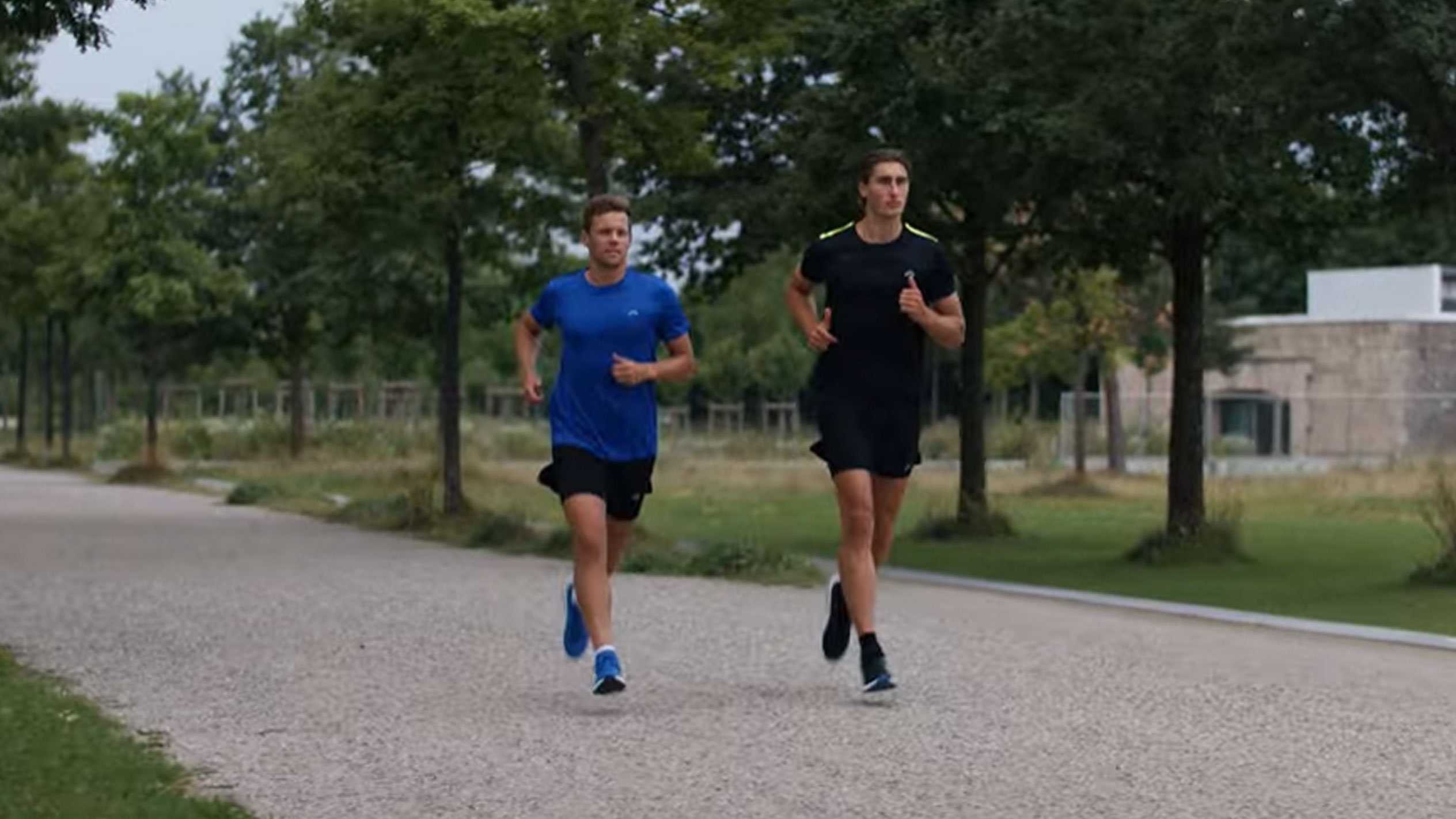 Deux hommes courant en t-shirts et shorts de sport
