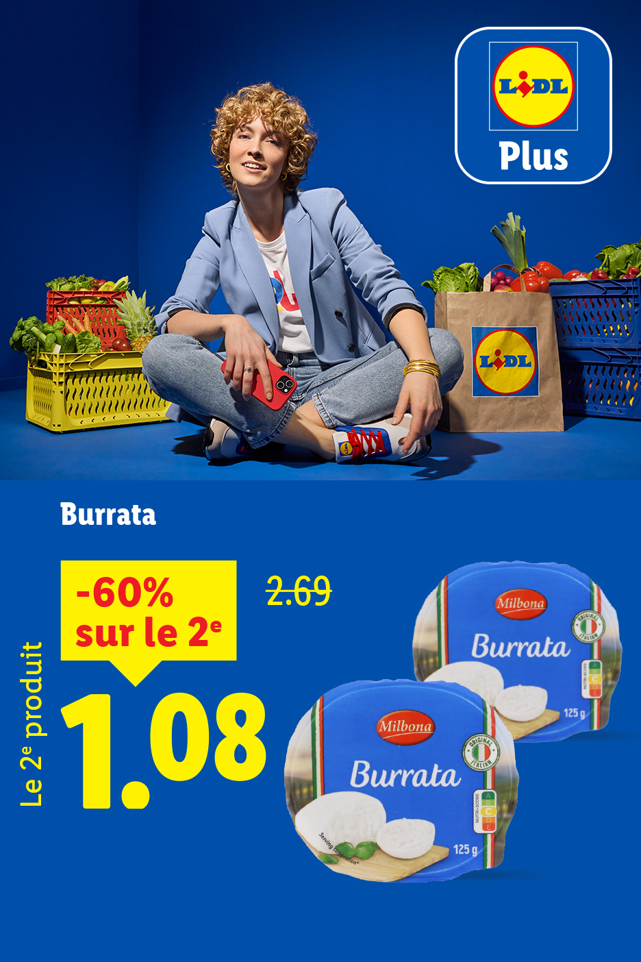 Une femme souriante assise au milieu de fruits et légumes, avec une offre sur la burrata.