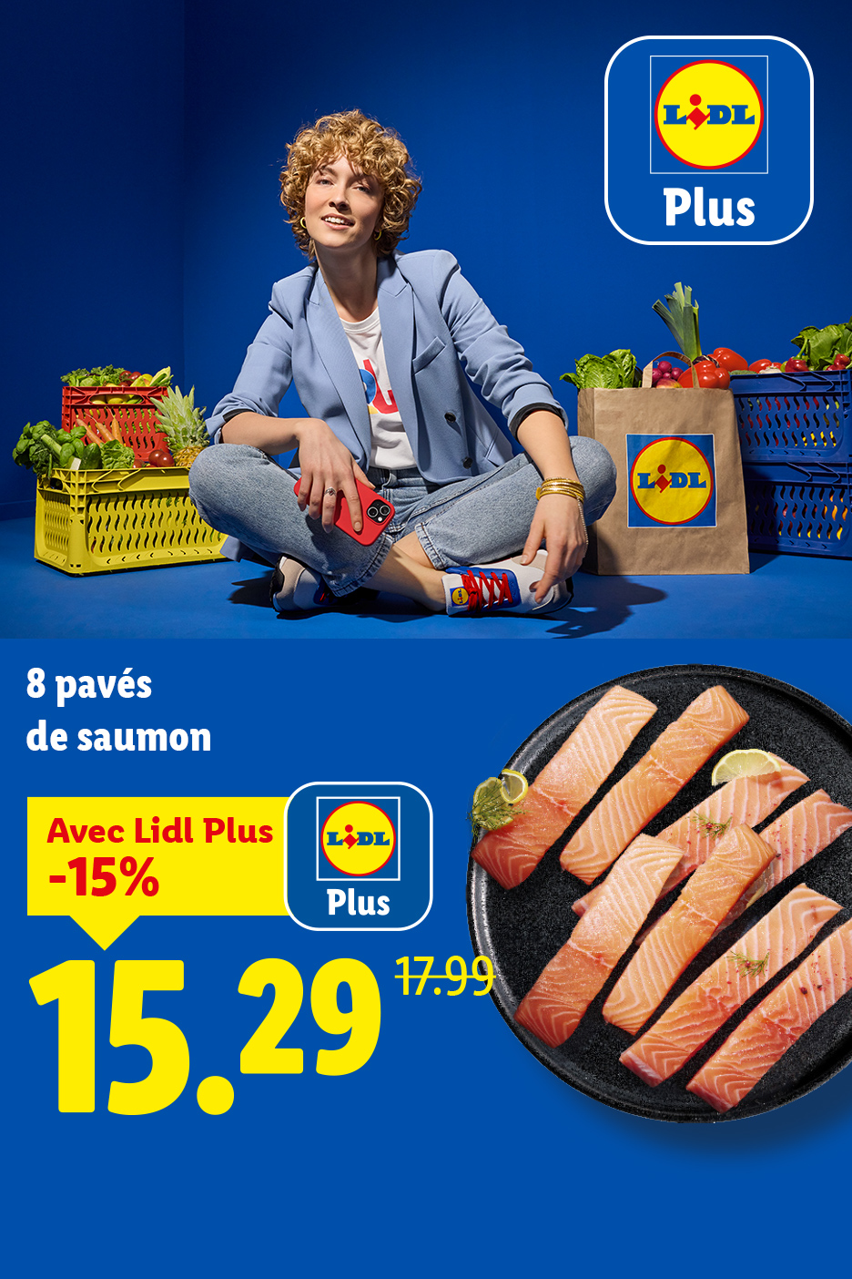 Une femme souriante assise parmi des caisses de légumes, avec des pavés de saumon et une offre de réduction.