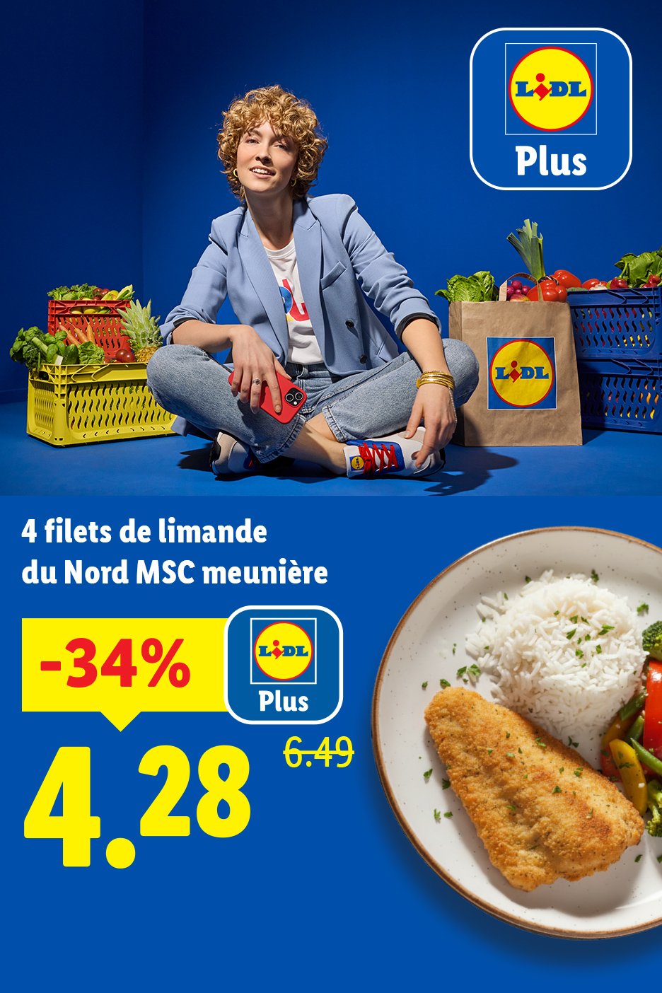 Une femme souriante assise parmi des caisses de fruits et légumes, avec une offre de filets de limande panés et du riz.