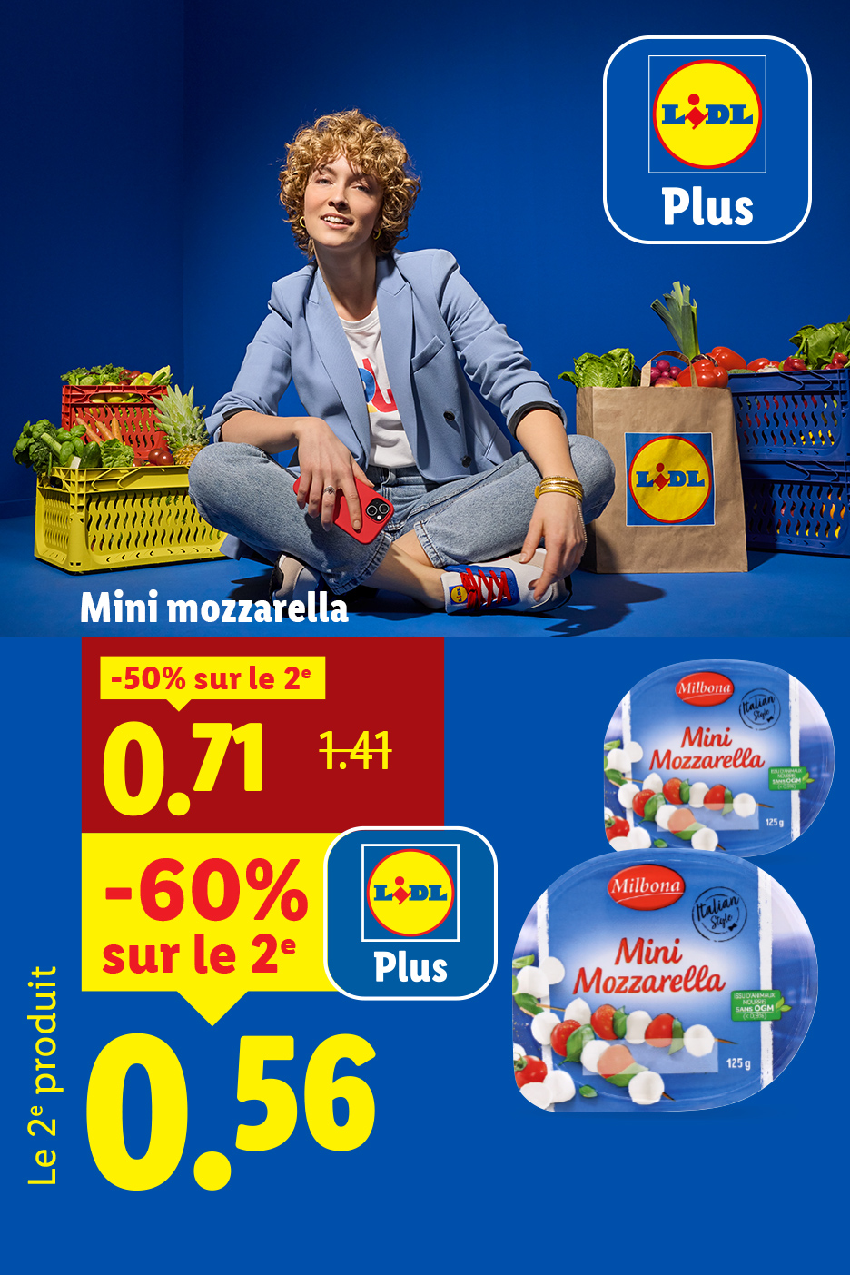 Une femme souriante avec des mini mozzarellas et des fruits et légumes, avec des réductions de prix.