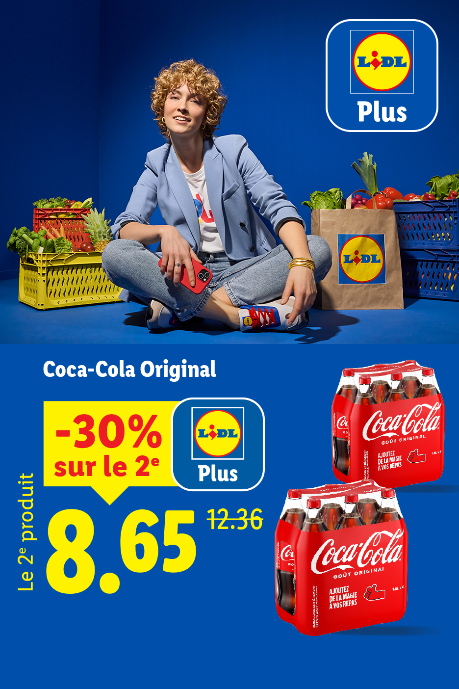 Une femme souriante assise au milieu de caisses de fruits et légumes, avec des packs de boissons gazeuses et des offres promotionnelles.