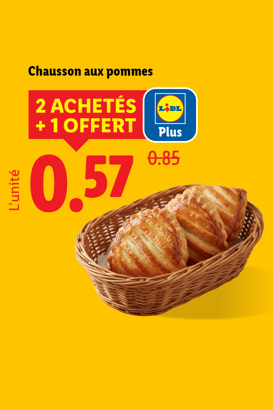 Trois chaussons aux pommes dorés dans un panier en osier, avec une offre promotionnelle de 2 achetés + 1 offert pour 0,57 l'unité.