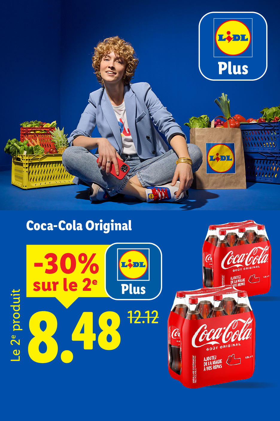 Une femme souriante assise parmi des courses, avec une offre sur des packs de boissons gazeuses.