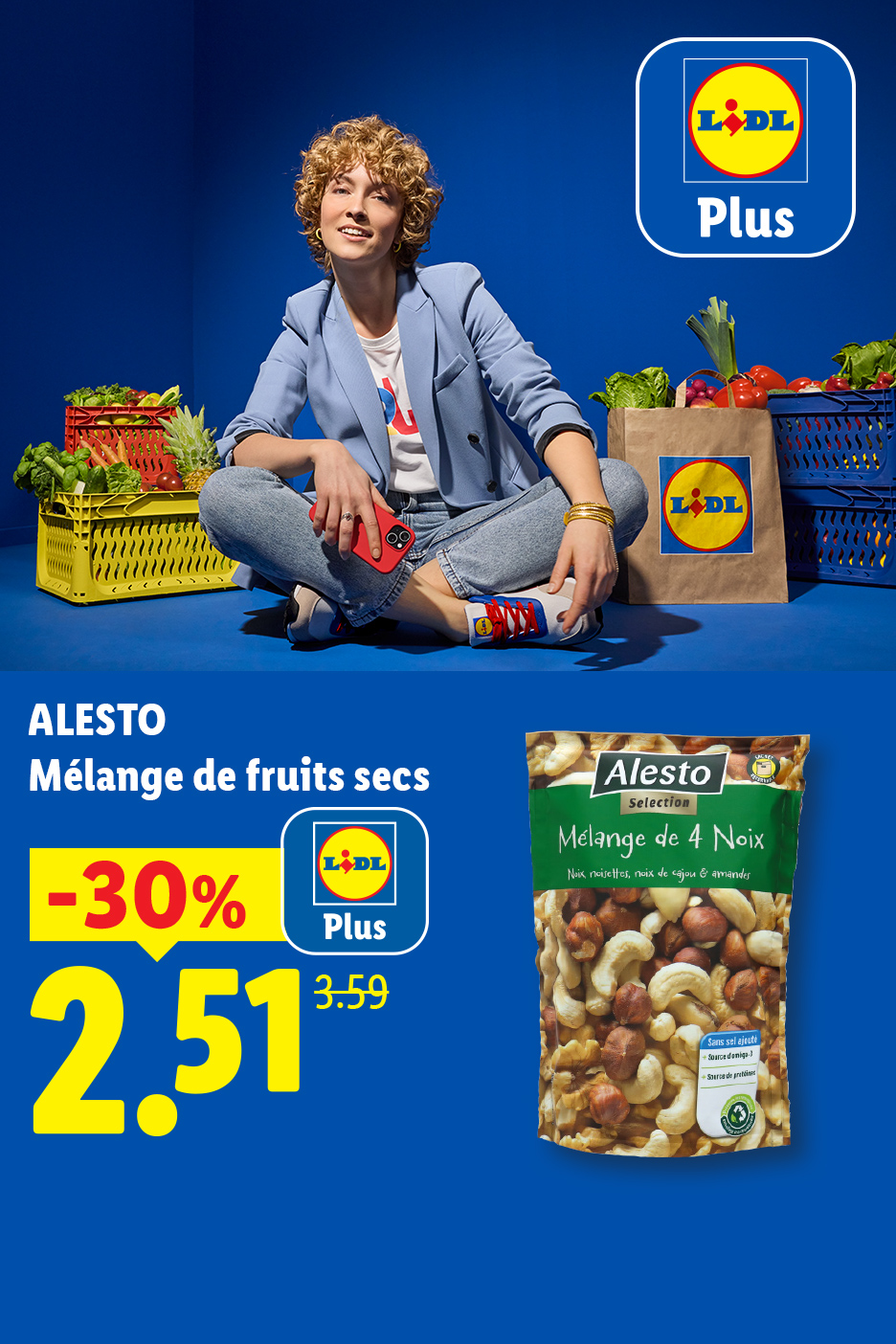 Une femme souriante assise parmi des caisses de fruits et légumes, avec un paquet de mélange de fruits secs à 2,51 €.
