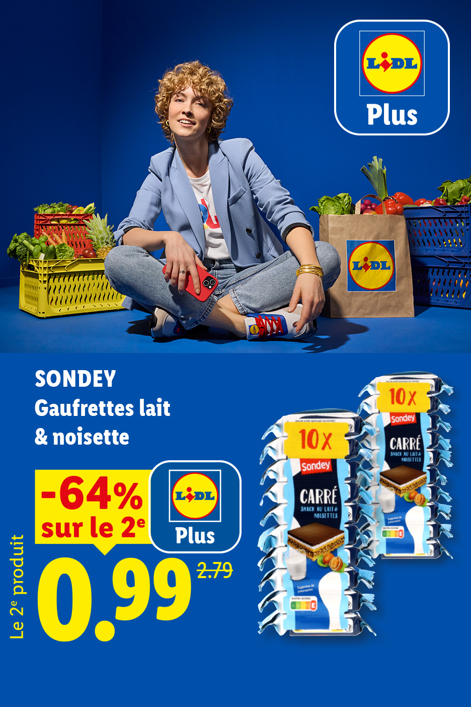 Une femme souriante assise avec des courses, et des gaufrettes au lait et noisette en promotion.
