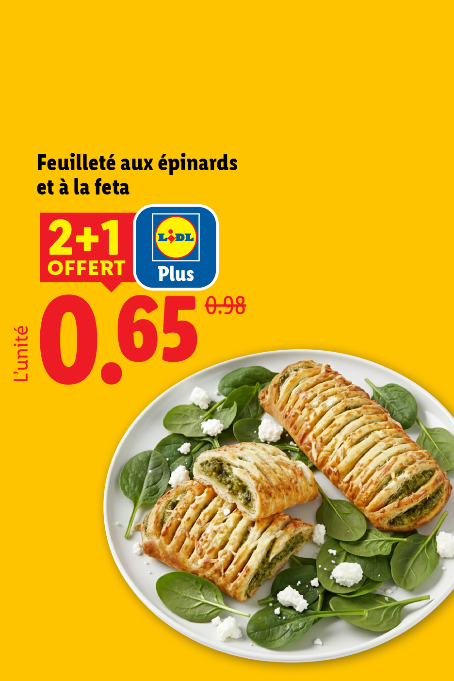 Feuilletés aux épinards et à la feta sur un lit de jeunes pousses d'épinards, avec une offre 2+1 et un prix de 0,65.