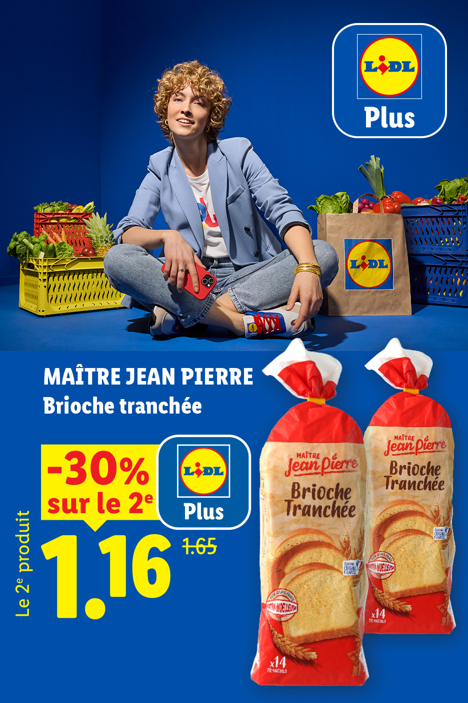 Une femme souriante assise parmi des caisses de fruits et légumes, avec deux paquets de brioche tranchée et une offre de réduction.