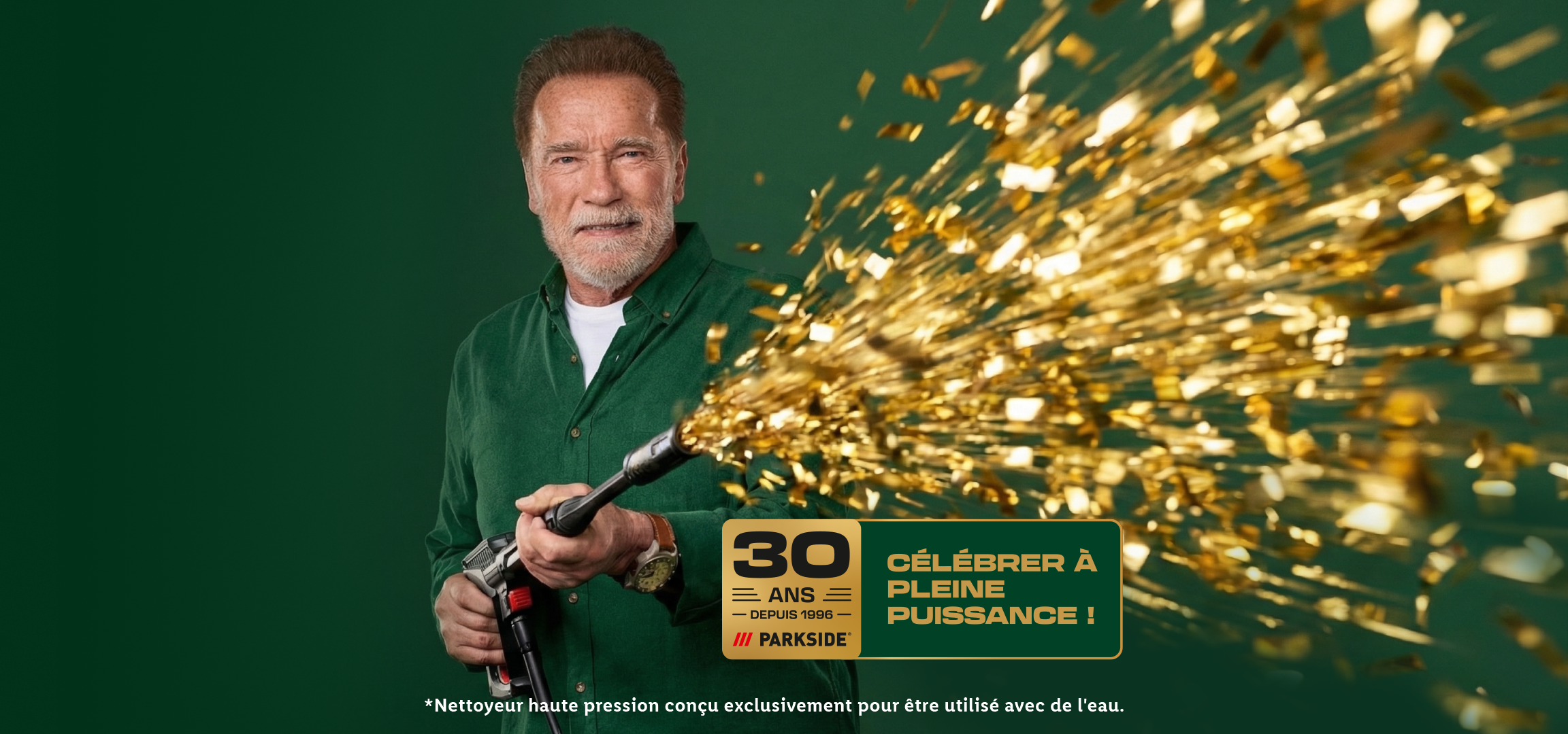 Arnold Schwarzenegger avec un nettoyeur haute pression projettant des confettis dorés, avec le texte 'Célébrer à pleine puissance !' et '30 ans depuis 1996', pour les 30 ans de PARKSIDE