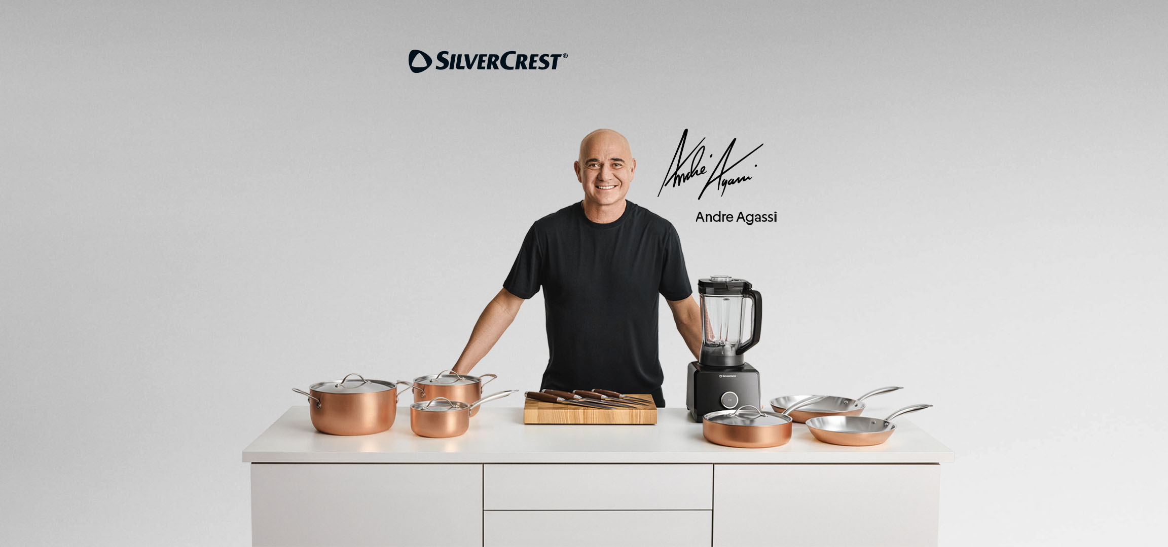 Andre Agassi avec un ensemble de casseroles cuivrées, un mixeur et un bloc de couteaux.
