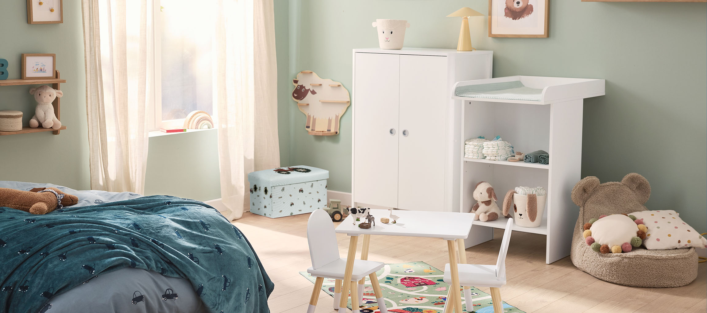 Chambre d'enfant avec lit, table à langer, armoire et petite table avec chaises.