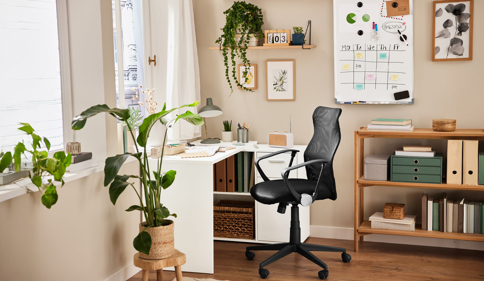 Bureau à domicile avec un bureau d'angle, une chaise de bureau et une étagère en bois.
