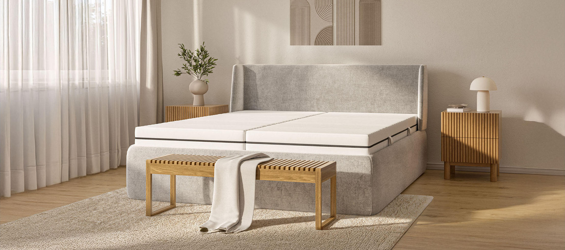 Chambre aux couleurs neutres avec un lit tapissier, un banc en bois et des tables de chevet.