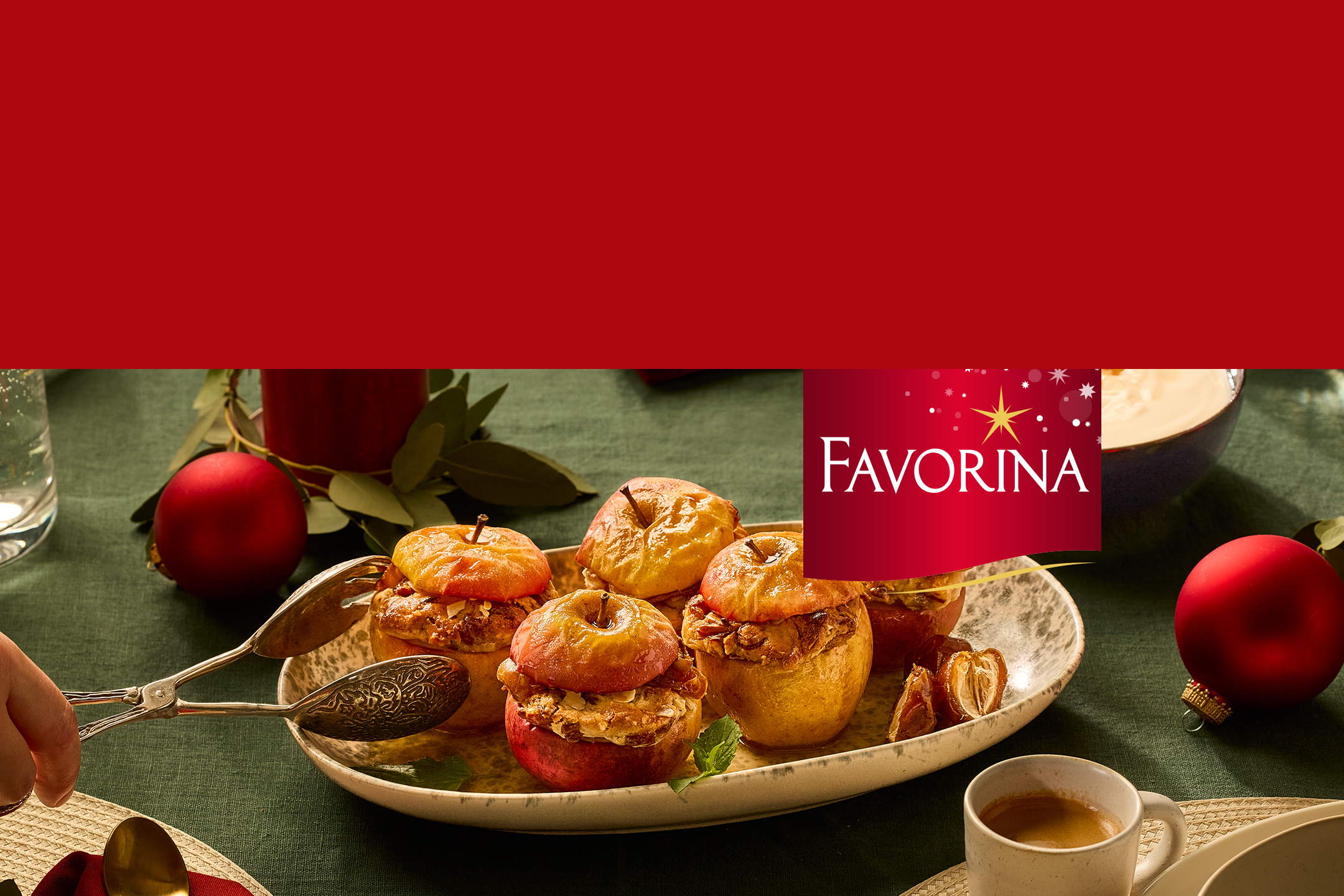 Pommes au four Favorina sur une table de Noël avec des décorations.