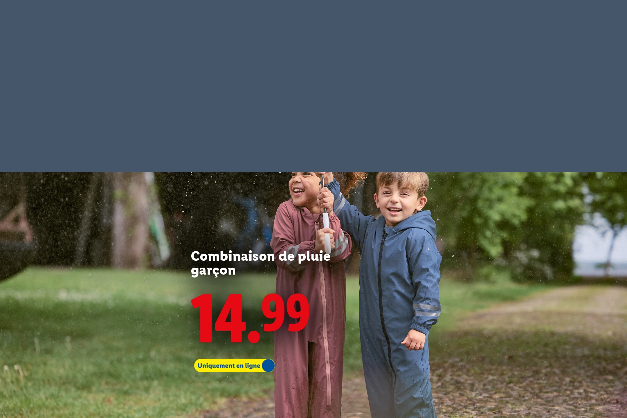 Deux enfants riant sous la pluie, vêtus de combinaisons de pluie, avec le prix 14.99€ et la mention 'Uniquement en ligne'.