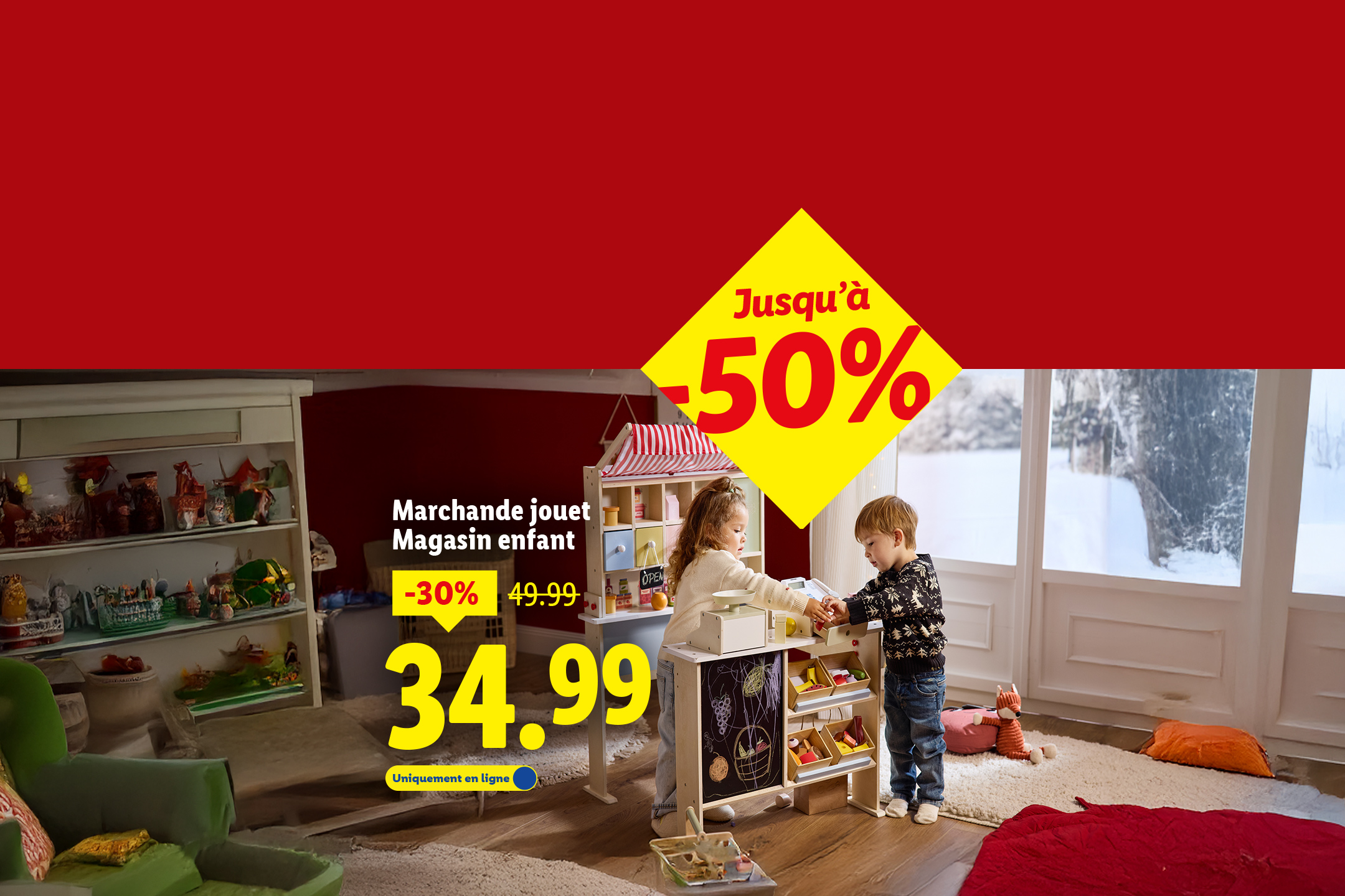 Deux enfants jouent avec un magasin de jouets, avec des réductions allant jusqu'à -50%.