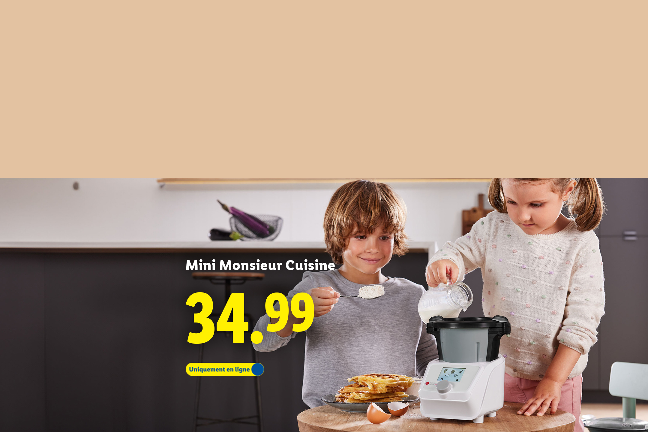 Deux enfants préparent des gaufres avec le Mini Monsieur Cuisine, affiché à 34,99 €.