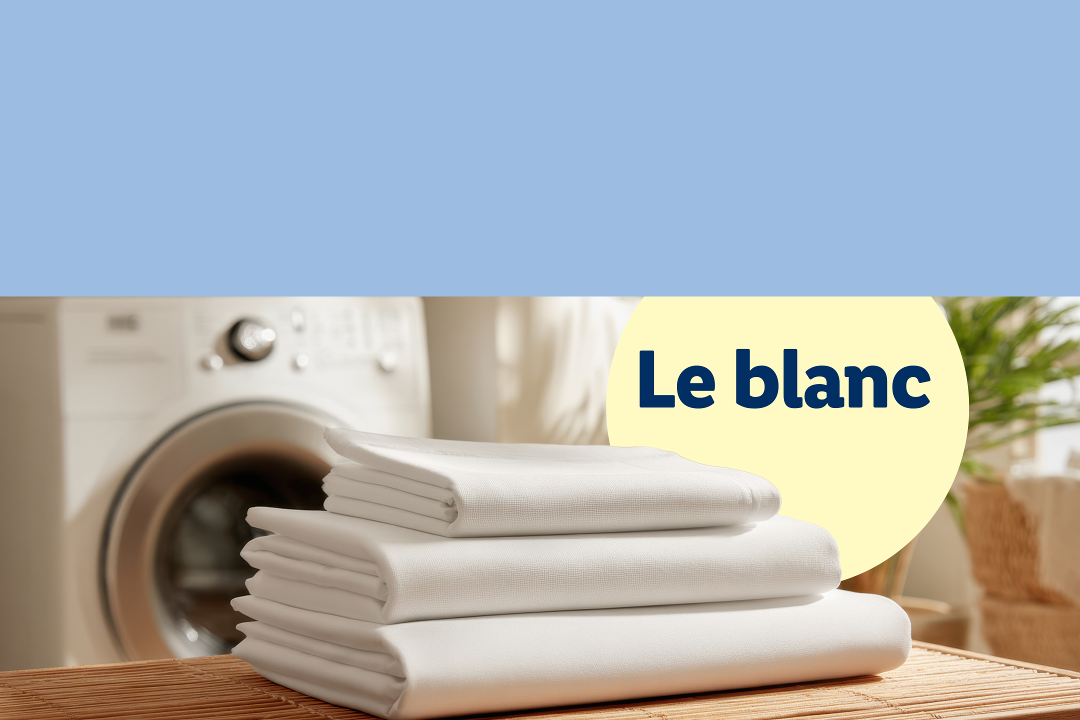 Pile de linge blanc propre devant une machine à laver, avec le texte 'Le blanc'.