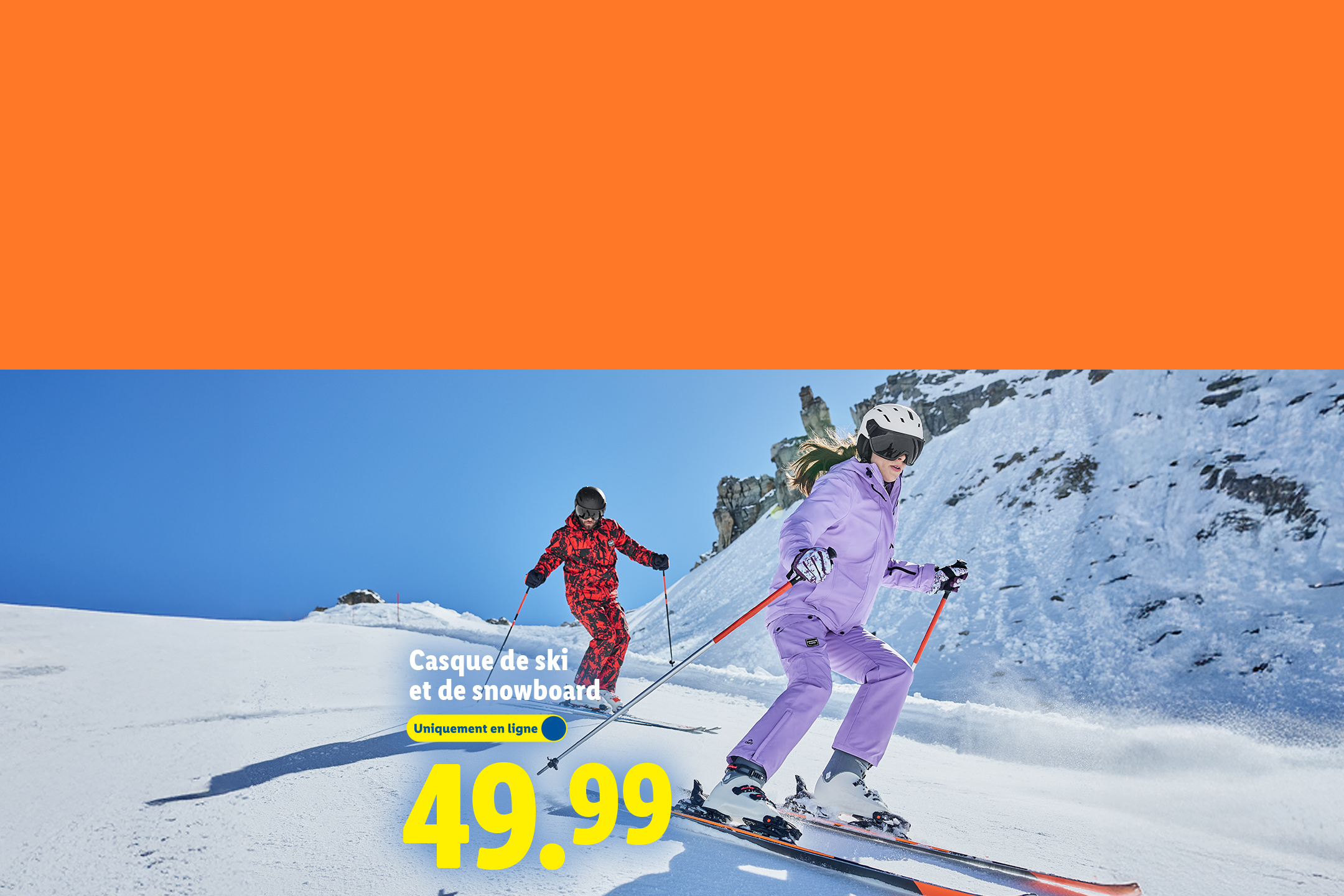 Deux skieurs sur une piste enneigée, avec un casque de ski et de snowboard à 49,99€.