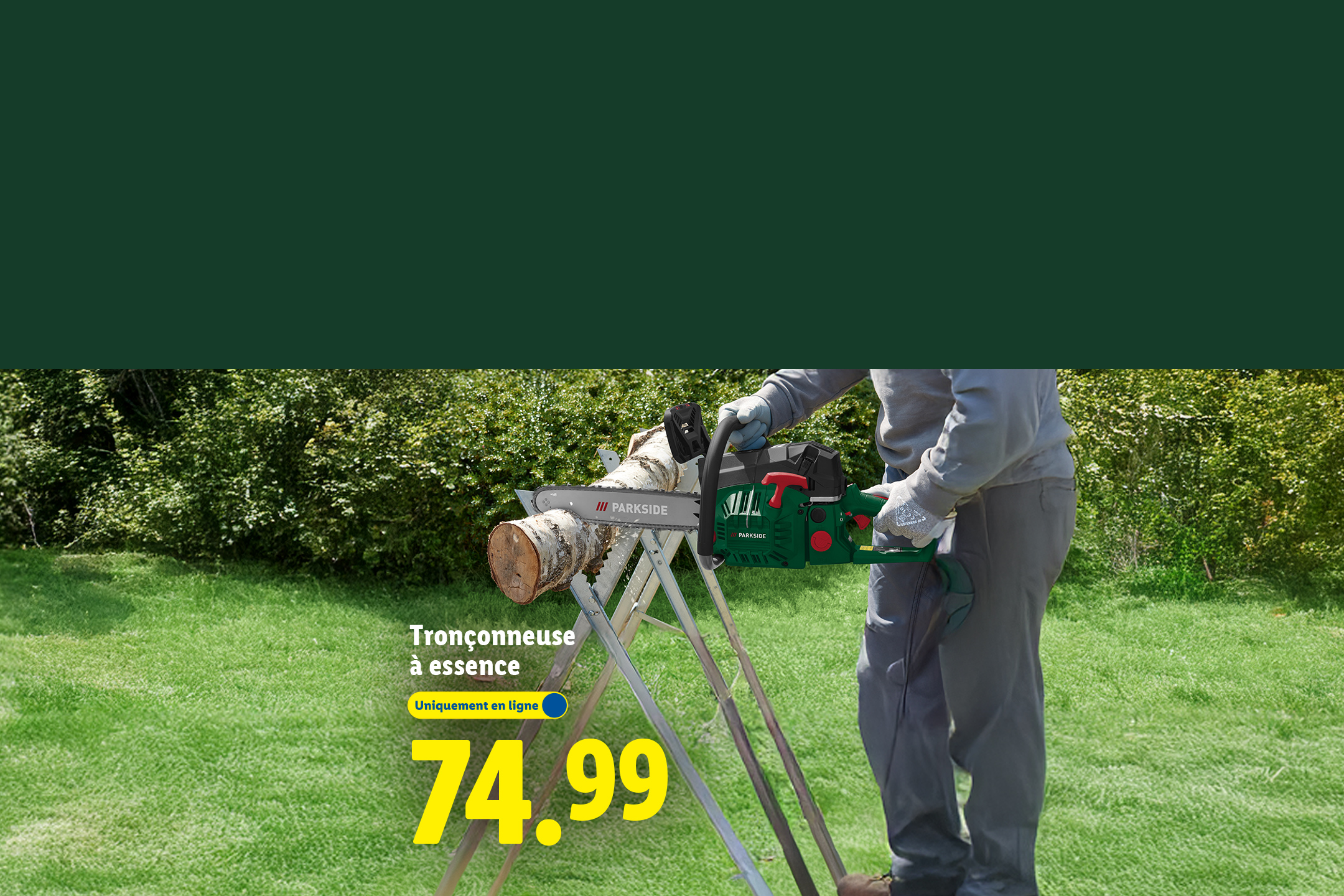 Tronçonneuse à essence coupant du bois sur un tréteau, prix 74.99.