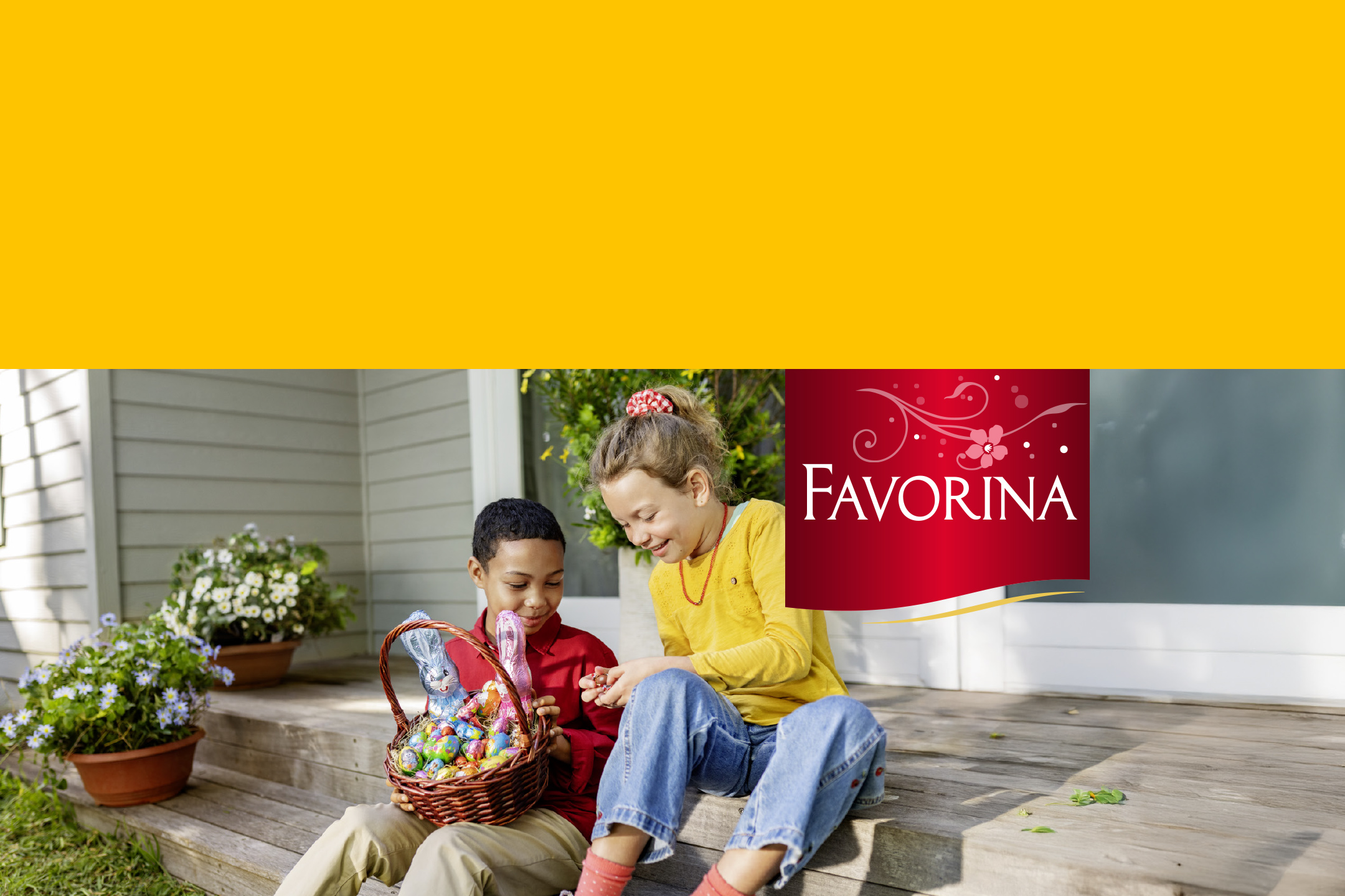 Deux enfants partagent un panier d'œufs de Pâques et de lapins en chocolat sur un porche.