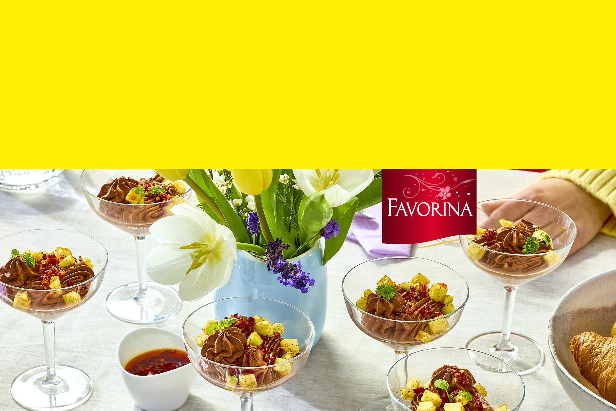 Mousse au chocolat avec des dés de fruits et des épices dans des coupes en verre sur une table.